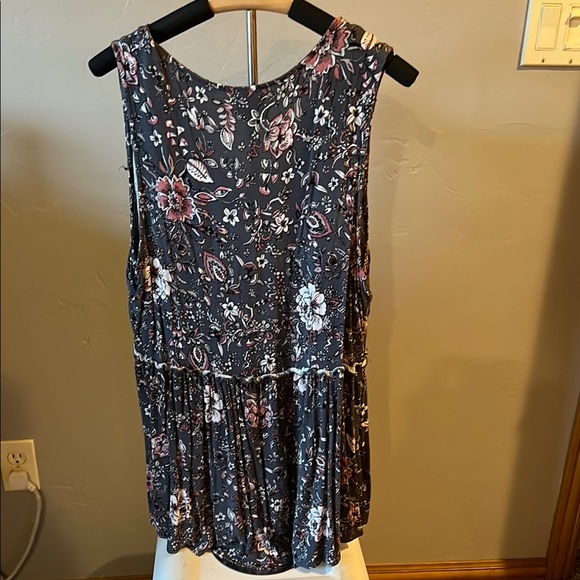 Knox Rose Floral Sleeveless Top - Gray (54) - Picture 2 of 3